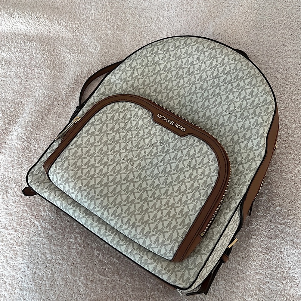 *LAST REDUCTION* NEW! Michael Michael Kors “Jaycee” Large Zip Backpack!